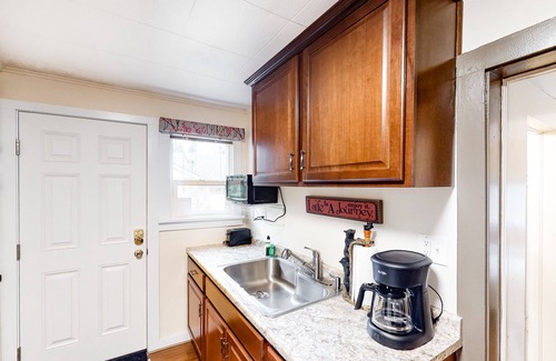 Springfield Casa | Adorable dog-friendly duplex near Main Street with full kitchen