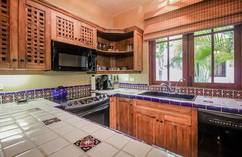 Nopolo Casa | Adorable Dog-Friendly Home w/ a Rooftop Patio, Outdoor Kitchen, & Free WiFi