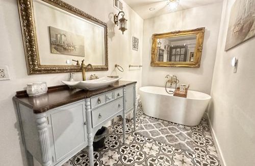 Fernandina Beach Casa | Adorable French Cottage style - 1 bedroom.
