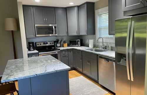 Scanlonville Casa | Adorable guest house with private backyard in Mount Pleasant