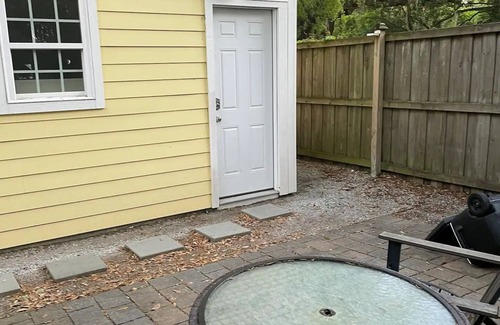 Scanlonville Casa | Adorable guest house with private backyard in Mount Pleasant