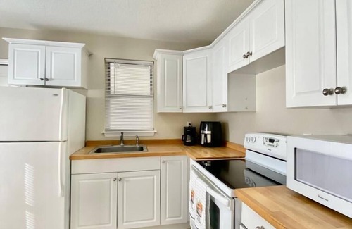 St. Petersburg - Clearwater Casa | Adorable guest house 5 miles from the beach!