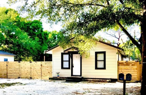 St. Petersburg - Clearwater Casa | Adorable guest house 5 miles from the beach!