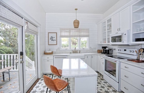 Thomas Square Casa | Adorable Historic Home w/ Hot Tub! in Starland District By Downtown Savannah