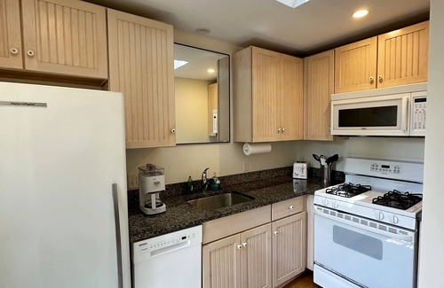 Provincetown Condominio | Adorable Historic District Cottage with Parking and Private Outdoor Space