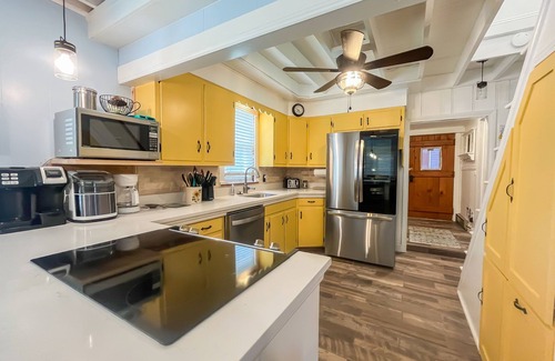 North Glade Hills Casa | Adorable Lakefront Cottage with Hot Tub and Dock! Pet friendly
