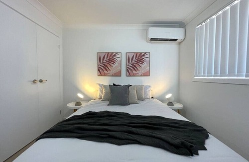 Edmondson Park Casa | Adorable Modern 4 Br House | WiFi & Parking
