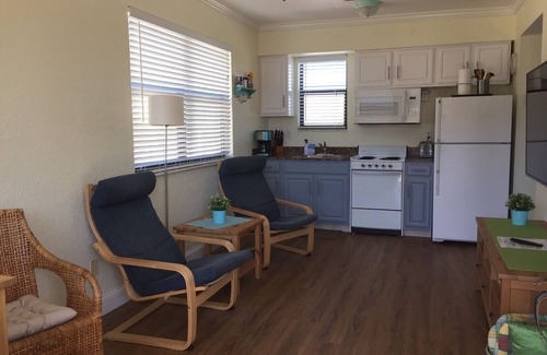 Redington Beach Condominio | Adorable un dormitorio y un baño con fácil acceso a la playa!