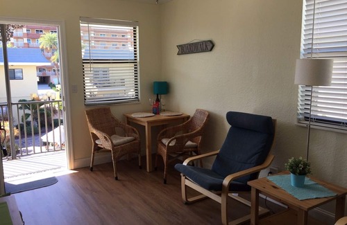 Redington Beach Condominio | Adorable un dormitorio y un baño con fácil acceso a la playa!
