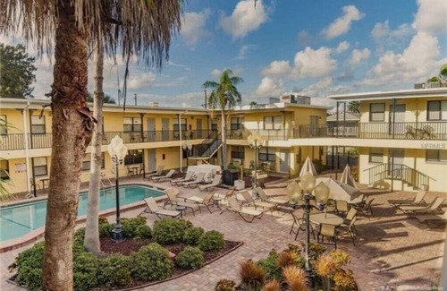 Redington Beach Condominio | Adorable un dormitorio y un baño con fácil acceso a la playa!