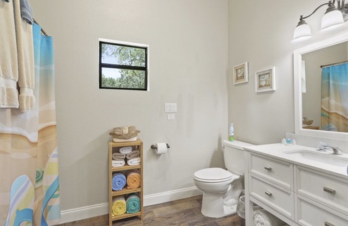 Fischer Casa | ¡Adorable cabaña que admite mascotas con piscina privada, bañera de hidromasaje y pozo de fuego!