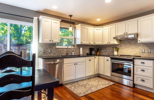 Hood River Casa | Adorable Remodeled, Quiet, Near Town, Fenced Yard, Pet Friendly