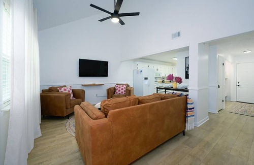 Holiday Beach Casa | ~Adorable Remodeled Townhome Near Beach & Attractions~