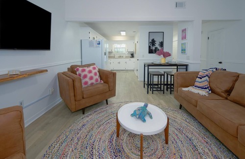 Holiday Beach Casa | ~Adorable Remodeled Townhome Near Beach & Attractions~