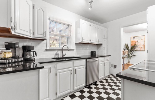 Roeland Park Casa | Adorable Roeland Park Ranch + Pet Friendly!