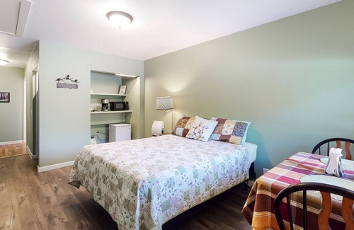 Orick Apartamento | Adorable Studio Suite Near State Parks w/ Free WiFi, Microwave, and Minifridge!