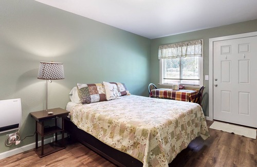 Orick Apartamento | Adorable Studio Suite Near State Parks w/ Free WiFi, Microwave, and Minifridge!