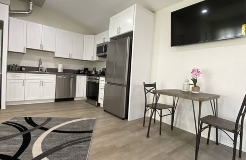 Woodland Hills Apartamento | Adorable Studio Unit with great location and Parking on site