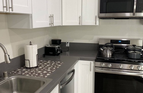 Woodland Hills Apartamento | Adorable Studio Unit with great location and Parking on site