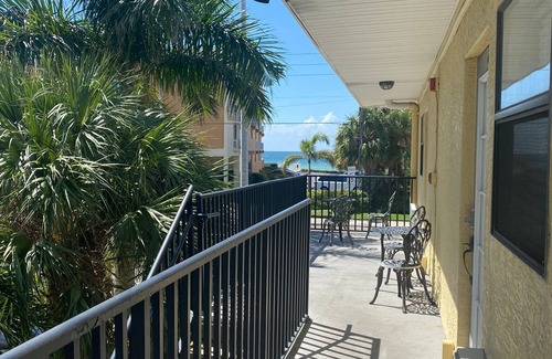 North Redington Beach Condominio | ¡Adorable estudio con vistas al golfo y fácil acceso a la playa!