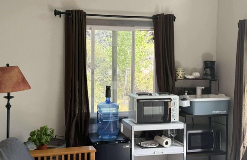 Deschutes River Woods Apartamento | Adorable tiny home cozied up to lava rock!