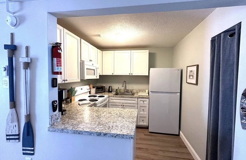 Weirs Beach Condominio | Adorable, updated condo. Walk to Weirs Beach. Near Bank of N.H.Pavilion.