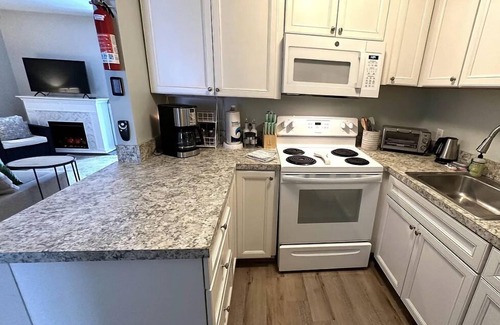 Weirs Beach Condominio | Adorable, updated condo. Walk to Weirs Beach. Near Bank of N.H.Pavilion.
