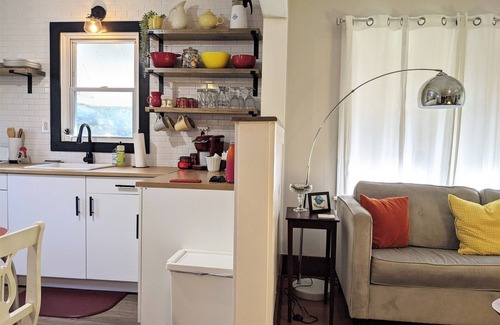 Kitty Hawk Cabaña | Adorable vintage cottage CENTRAL LOCATION Dog friendly and 7 night discount