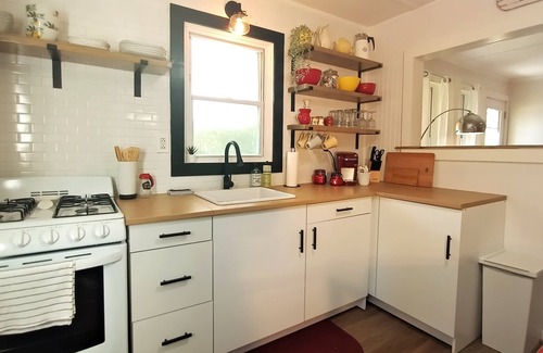 Kitty Hawk Cabaña | Adorable vintage cottage CENTRAL LOCATION Dog friendly and 7 night discount