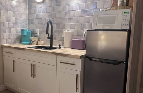 Guelph Apartamento | Adorable & Whimsical Brand New, 1 Bedroom Garden Bachelor Suite