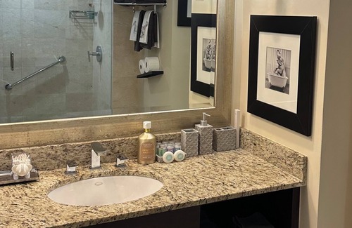 East Fort Lauderdale Hotel | Oasis oceánico con destello artístico 1 / 1FIVE STAR QUALITY
