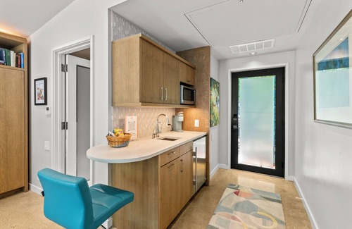 Malakoff Cabaña | Modern Cottage on Private Peninsula w/pool, pickleball, kayaks, fishing & more