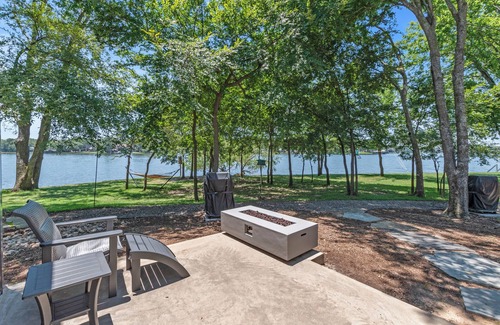 Malakoff Cabaña | Modern Cottage on Private Peninsula w/pool, pickleball, kayaks, fishing & more