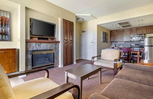 South Lake Tahoe Complejo | Adventure Awaits at Hilton Vacation Club Lake Tahoe : Scenic Views & Outdoor Fun