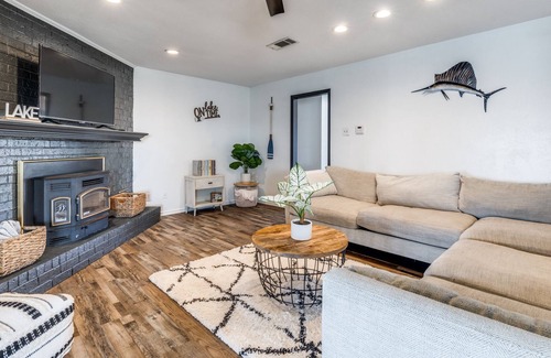 Kemp Casa | Adventure awaits at this trendy lakefront home!