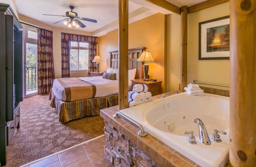 Gatlinburg Complejo | Adventure Awaits at Our 2BR Gatlinburg Getaway – Walk, Splash, Explore!