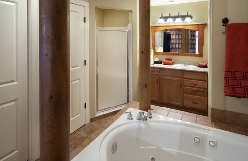 Gatlinburg Complejo | Adventure Awaits at Our 2BR Gatlinburg Getaway – Walk, Splash, Explore!