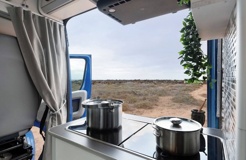 Caleta de Famara Alquiler De RV | 'Adventure Campingvan' con vistas al mar y aire acondicionado