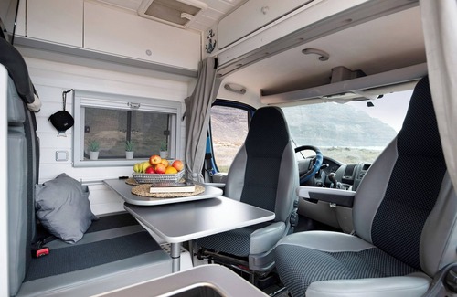 Caleta de Famara Alquiler De RV | 'Adventure Campingvan' con vistas al mar y aire acondicionado