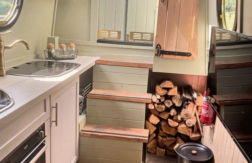 Normanton Alquiler De Eote | Adventure for 2! Tranquil, cosy boat life staycation or self drive holiday hire.