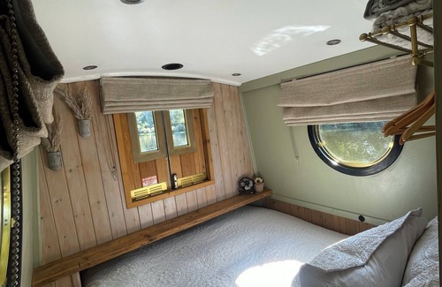 Normanton Alquiler De Eote | Adventure for 2! Tranquil, cosy boat life staycation or self drive holiday hire.