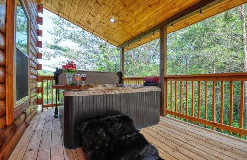 Sevierville Casa | Adventure Retreat/Cabin/Pool+Hot Tub/Game Room+Theater