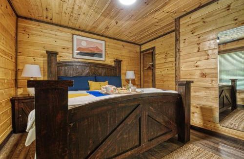 Sevierville Casa | Adventure Retreat/Cabin/Pool+Hot Tub/Game Room+Theater