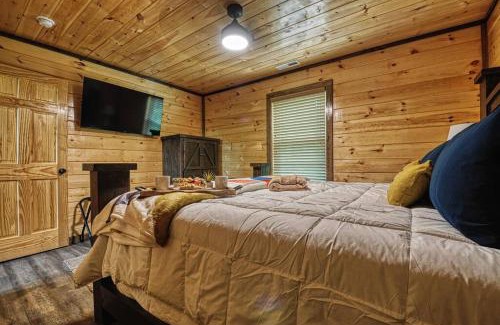Sevierville Casa | Adventure Retreat/Cabin/Pool+Hot Tub/Game Room+Theater