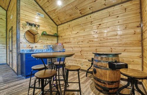 Sevierville Casa | Adventure Retreat/Cabin/Pool+Hot Tub/Game Room+Theater