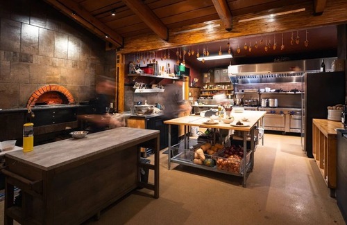 Truckee Hotel | Adventurer's Base w/ Outdoor Hot Tub & Sauna - Minutes from Skiing Trails