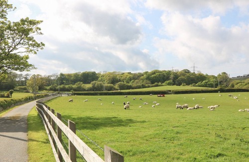 Llanfechell Cabaña | ADWY'R DDÔL, family friendly, with hot tub in Llanfechell