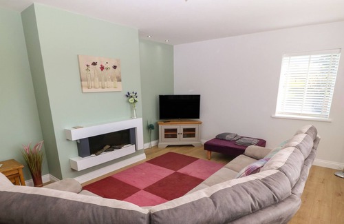 Llanfechell Cabaña | ADWY'R DDÔL, family friendly, with hot tub in Llanfechell