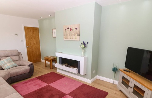 Llanfechell Cabaña | ADWY'R DDÔL, family friendly, with hot tub in Llanfechell