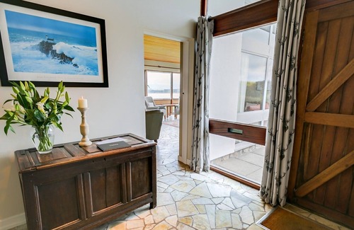 Malltraeth Apartamento | Ael Y Bryn - a sea view that sleeps 8 guests in 4 bedrooms